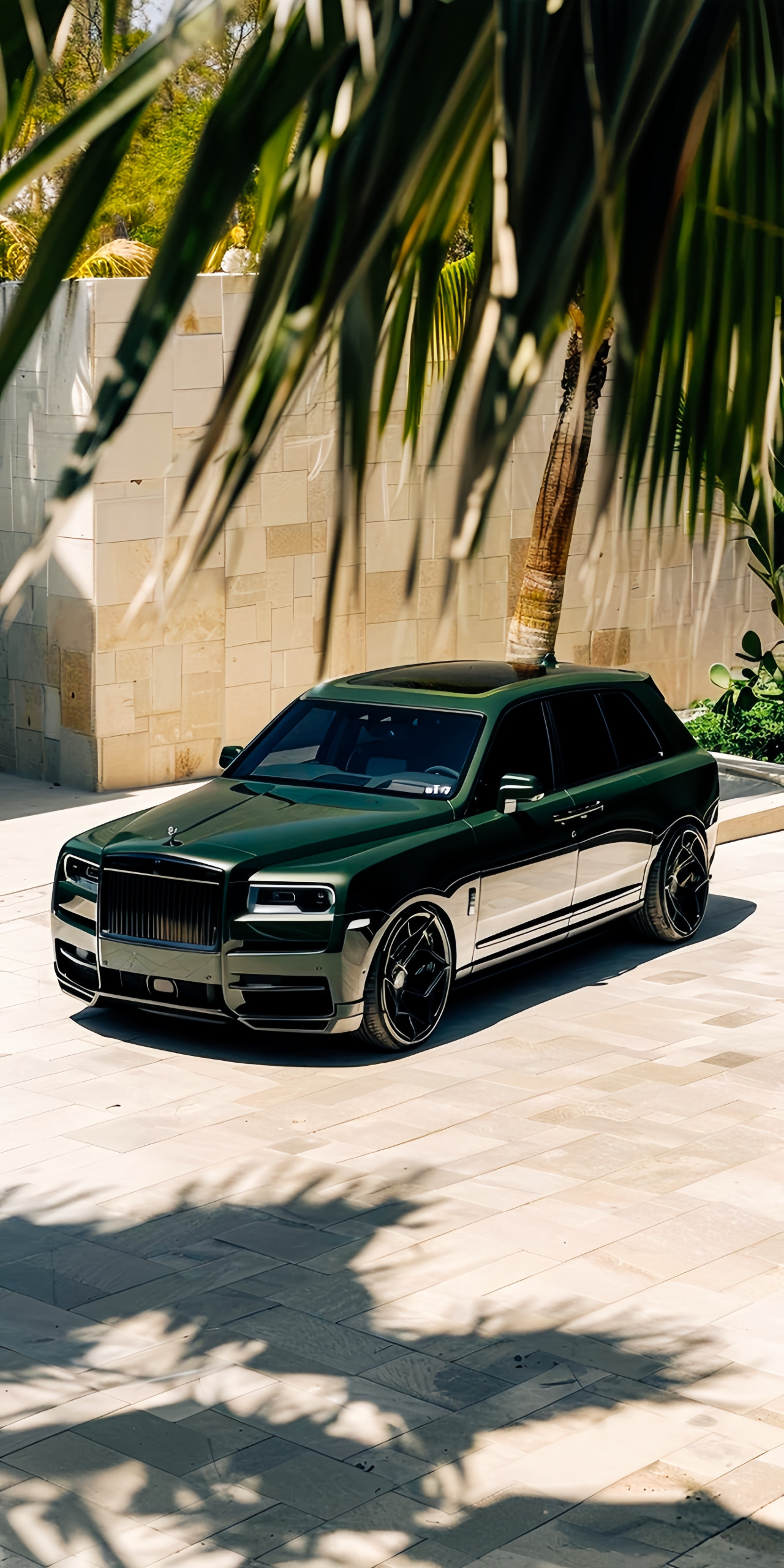 Dark Green Rolls-Royce Cullinan Wallpaper
